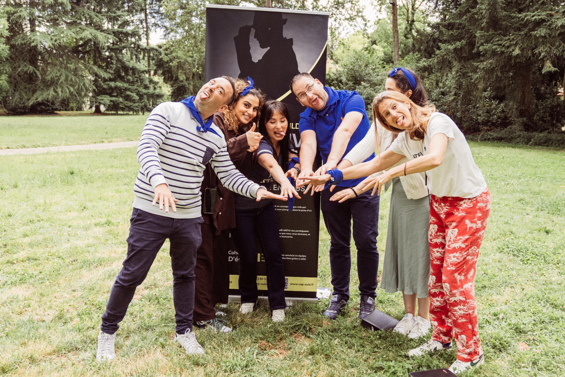 Équipe CAPSULE complice lors d'un team building en extérieur